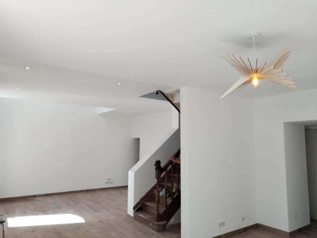 Aménagement moderne dans la maison rénovée avec finitions blanches et éclairage LED