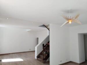 Aménagement moderne dans la maison rénovée avec finitions blanches et éclairage LED