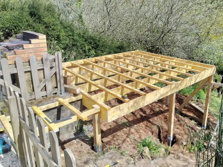 Structure en bois pour terrasse extérieure en cours de réalisation, parfaite pour un aménagement de jardin à Ergué-Gabéric.
