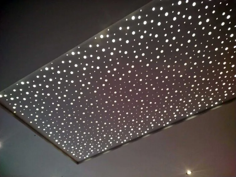 Plafond lumineux design perforé, solution d’éclairage moderne pour aménagement intérieur à Ergué-Gabéric et Quimper.