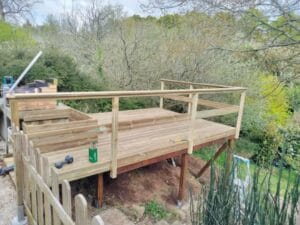 Vue de la terrasse en bois finalisée avec garde-corps à Quimper